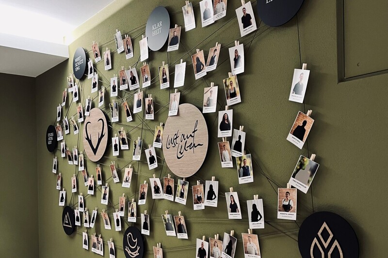 Team Wall im HUBERTUS Unsere Mitarbeiter im Wellnesshotel HUBERTUS